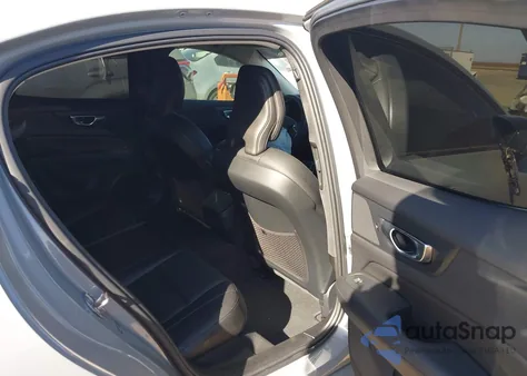 2025 Volvo S60 B5 Core z USA, uszkodzony, nr VIN 7JRL12FJ0SG362525